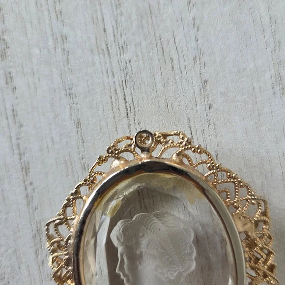 Vintage Cameo Pendant - Clear With Gold Frame - Picture 3 of 4